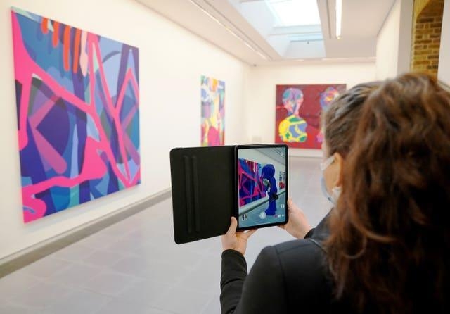 À Londres, l'artiste Kaws présente la première exposition disponible à Fortnite