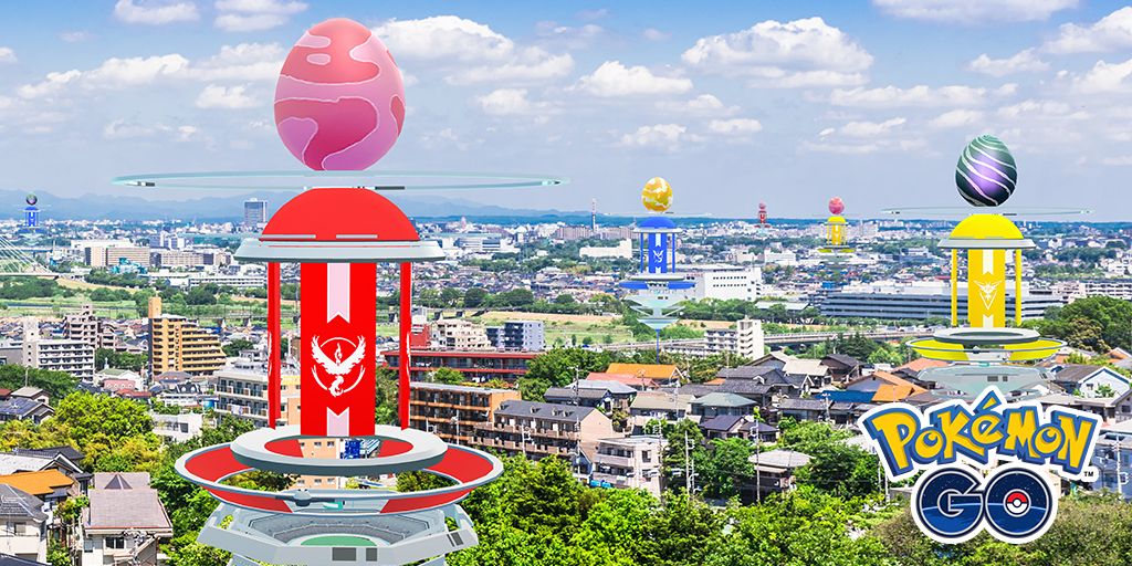 Plusieurs raids Pokemon Go dans une ville animée avec le logo Pokemon Go en bas à droite