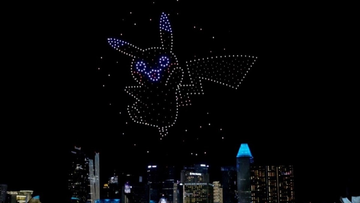 Spectacle lumineux d'un drone Pikachu dansant au-dessus de Singapour