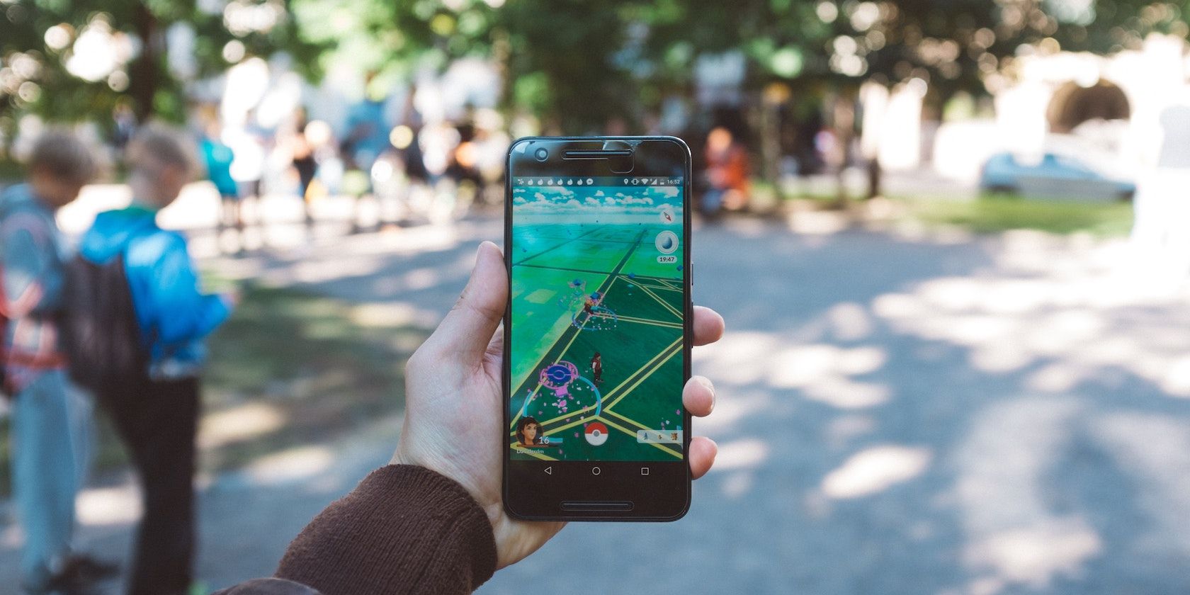 Personne tenant un smartphone avec Pokemon GO Featured Image