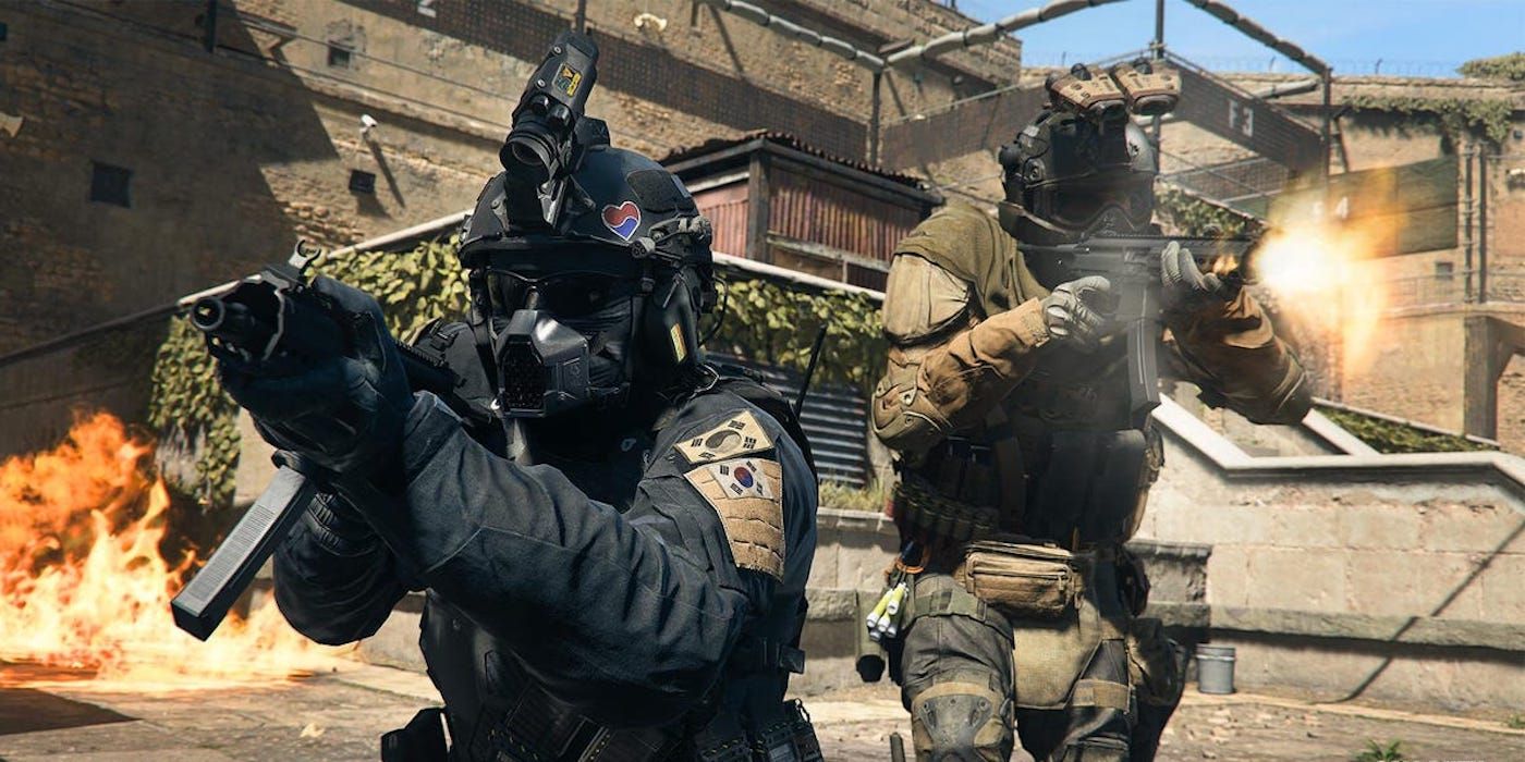 Des soldats de Call of Duty Warzone 2, tirant avec leurs armes alors qu'ils avancent devant une explosion à proximité.