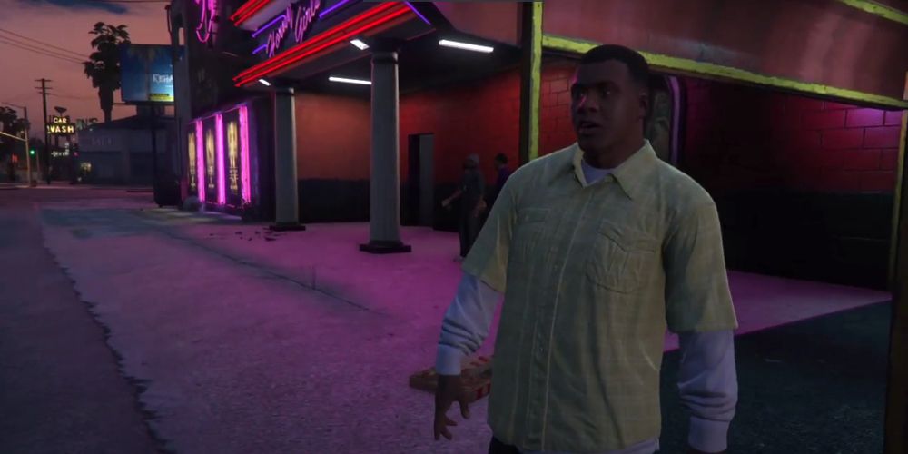 Franklin se tient devant un bar dans GTA V