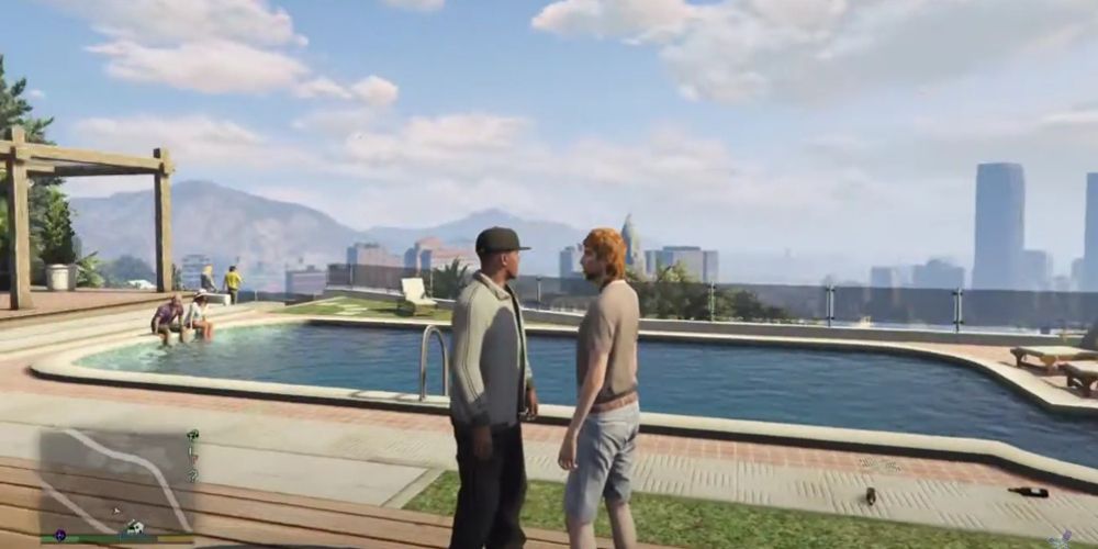 Franklin discute avec un homme au bord de la piscine dans GTA V