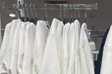 Les mariées se précipitent pour acheter des sweat-shirts de mariage `` superbes '' à Primark et c'est une bonne affaire