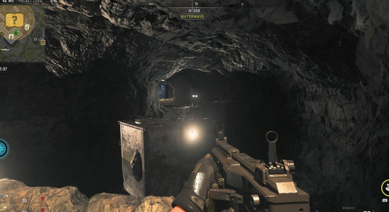 À l'intérieur de la caverne cachée des voies navigables. Traversez ces deux piliers.