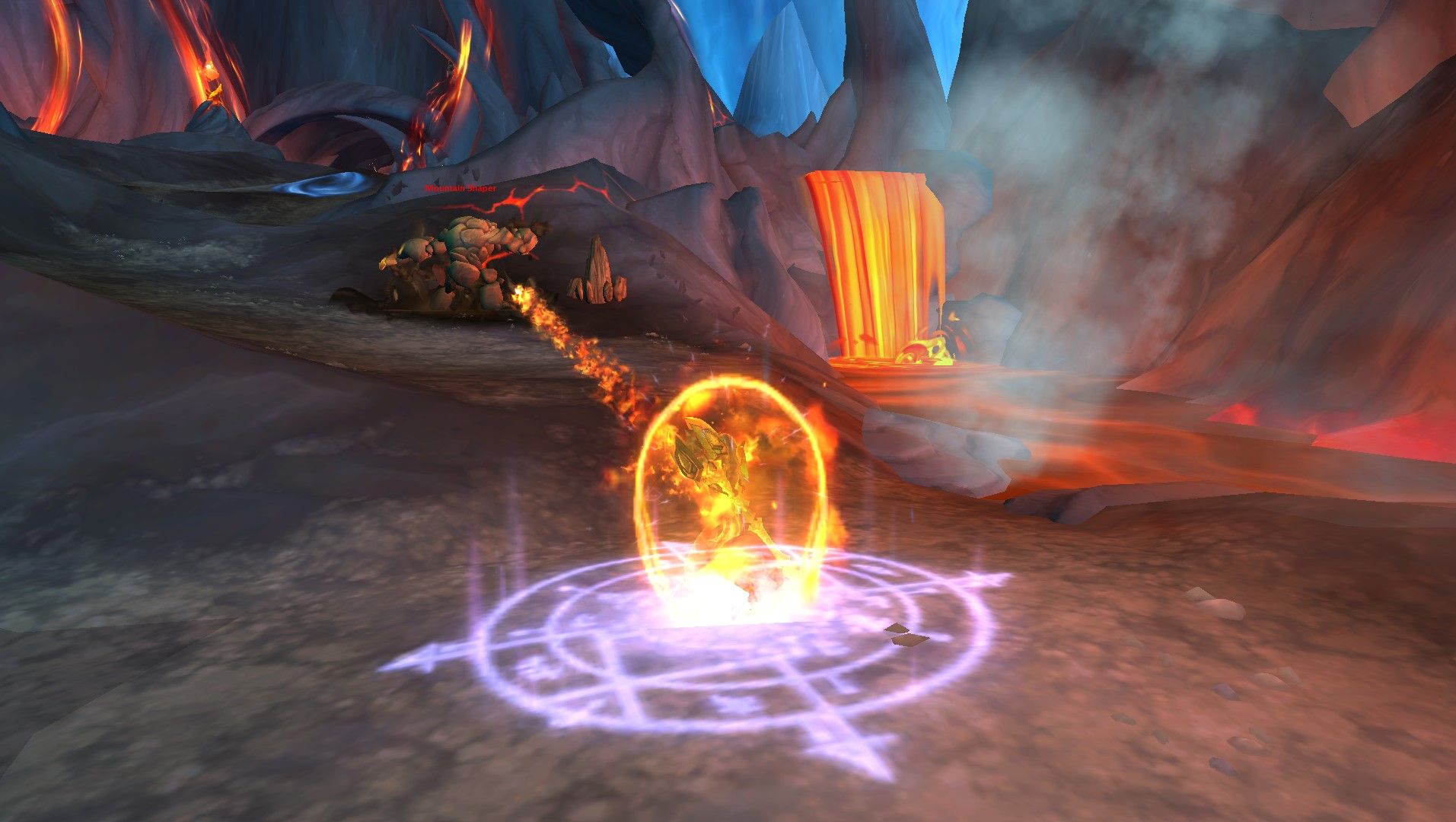 Un mage du feu combattant un ennemi tout en progressant dans World of Warcraft.