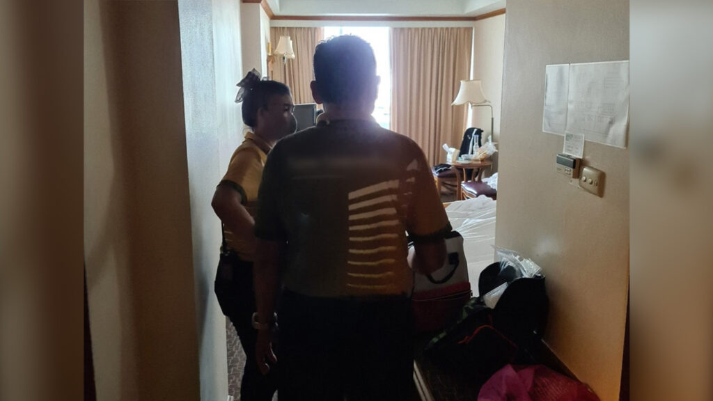 Une fille nue entre dans la mauvaise chambre d'hôtel, le joueur de League of Legends continue de jouer Le personnel de l'hôtel arrive à la situation où une mystérieuse fille se déshabille soudainement dans la chambre