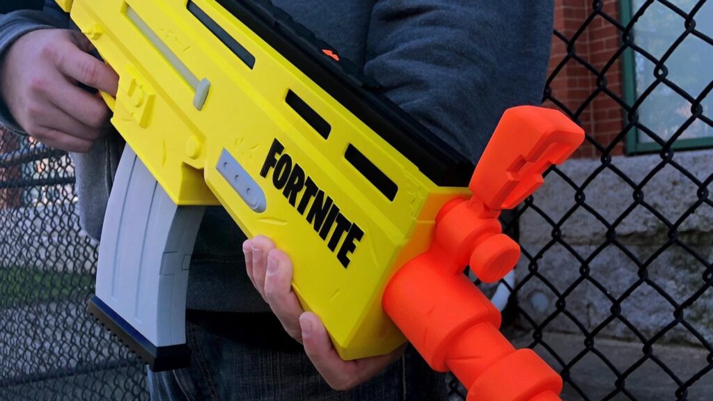 Une personne tenant un pistolet NERF Fortnite