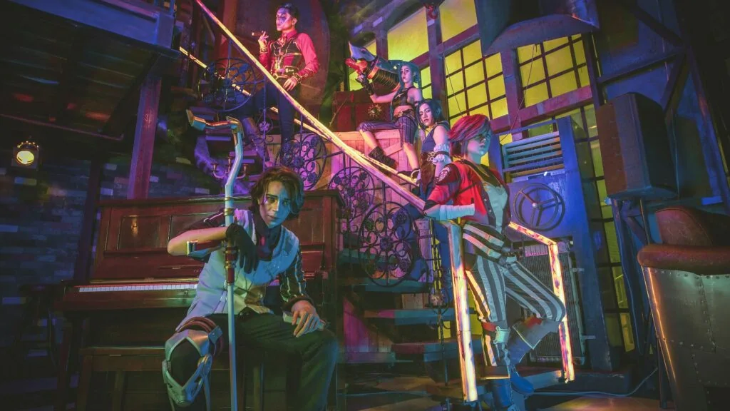 Le cosplay du groupe Arcane ressemble exactement à un film d'action en direct de League of Legends Cosplay de groupe Arcane de League of Legends avec Viktor, Silco, Jinx, Vi et Caitlyn