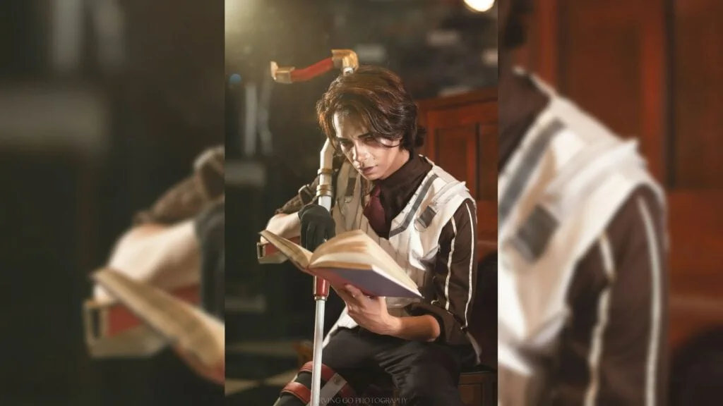 Le cosplay du groupe Arcane ressemble exactement à un film d'action en direct de League of Legends Le cosplay de Viktor de Cholo Tolentino dans League of Legends Arcane