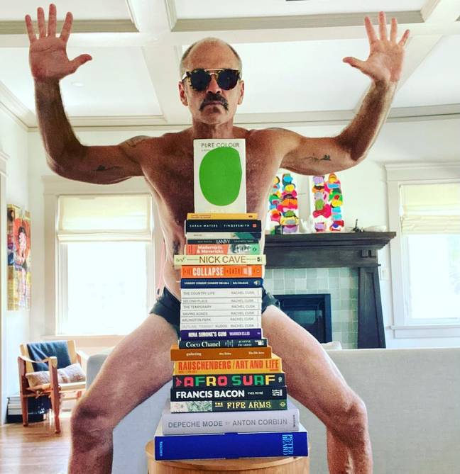 Steven Ogg semble faire de son mieux dans son pantalon. Crédit : Instagram/@ogg_steven