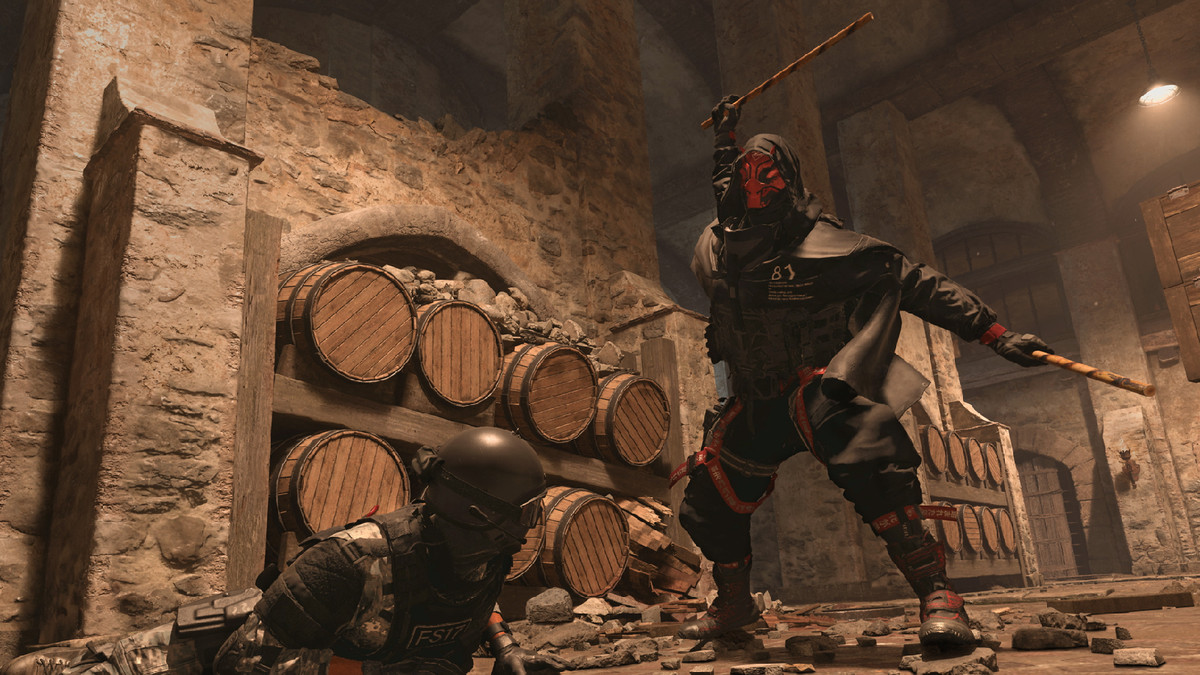 Opérateur sur le point de se balancer sur un opérateur au sol avec un tonfa dans Warzone 2 Season 4 Reloaded.