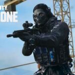 Les joueurs de Warzone critiquent le TTK « extrêmement rapide », nuisant déjà à la saison 1 de MW3. Ghost character in Call of Duty Warzone aiming gun off building site