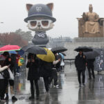 A giant inflated &Prime;Teemo&Prime; sits behind the King Sejong statue at Gwanghwamun Square in central Seoul on Thursday. [YONHAP]
