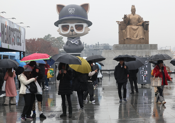 A giant inflated &Prime;Teemo&Prime; sits behind the King Sejong statue at Gwanghwamun Square in central Seoul on Thursday. [YONHAP]