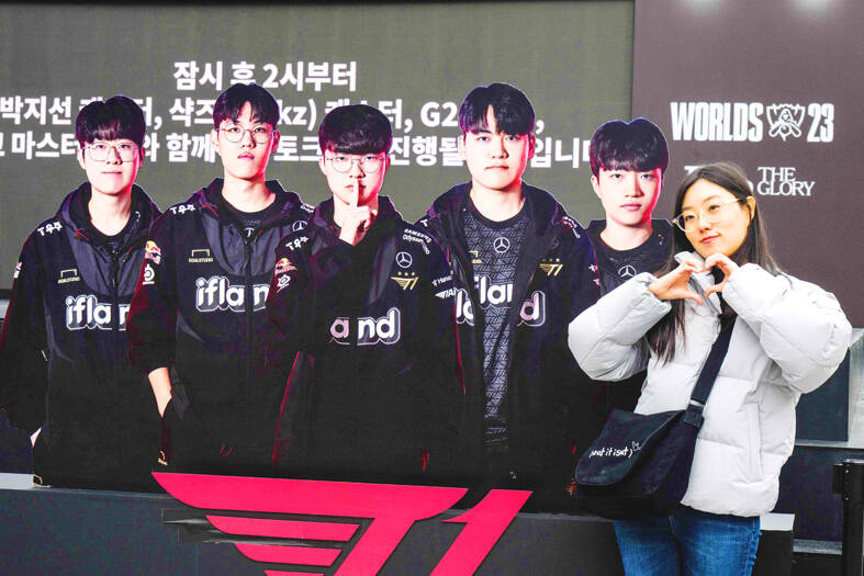 Gaming fans throng Seoul for League of Legends final