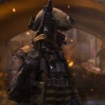 Comment résoudre l'erreur Travis-Rilea dans MW3 et Warzone An image of a Call of Duty operator holding up an assault rifle.