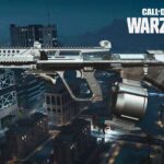 Découvrez cette arme LMG de Warzone qui rivalise avec les armes meta HCR 56 in silver skin on Warzone map at night time