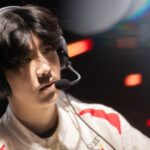 Défaite de TheShy de Weibo Gaming lors de la finale du LoL Worlds contre T1 TheShy sitting in front of his PC and competing at Worlds 2023.