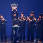 T1's Lee &Prime;Faker&Prime; Sang-hyeok lifts the trophy, the Summoner's Cup, after defeating Chinese team Weibo Gaming 3-0 in the final round of the 2023 League of Legends World Championship in Seoul on Sunday. [JOINT PRESS CORPS]