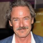Décès de James McCaffrey, la voix emblématique de Max Payne et Alex Casey dans Remedy Entertainment Max Payne Voice Actor James McCaffrey Passes Away At 65