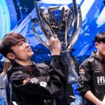Faker change d'avis pour la skin LoL Worlds 2023 Faker hoisting the Worlds 2023 trophy.