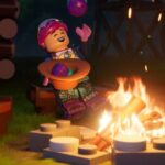 LEGO Fortnite : mode écran partagé ? A LEGO Fortnite player character stands near a campfire.