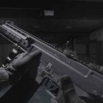Optimisation du meilleur chargement MTZ-762 dans la saison un de Warzone | Meilleures attaches MTZ-762 dans Warzone An image of the MTZ-762 battle rifle in Warzone's firing range.