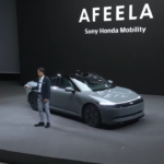 Sony Honda Mobility présente une version de l'Afeela EV contrôlée par une manette PlayStation DualSense lors du CES 2024 de Sony. Watch as Sony Seemingly Drives a Car With a DualSense