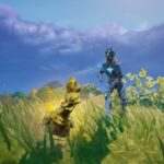 Comment attraper une Poule Dorée dans Fortnite: astuces et emplacements Player chasing a golden glowing chicken