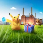 Désactiver Reality Blending dans Pokémon Go : tutoriel complet Pikachu and Eevee in front of PokeStops.