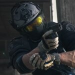 La domination du Renetti dans Warzone arrive à sa fin - des nerfs à venir A Warzone player aiming their pistol, wearing yellow goggles and a grey helmet.