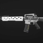 Comment débloquer le JAK Patriot dans MW3 & Warzone : guide complet des défis semaine 7 An M16 with a white barrel against a black background.