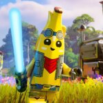 Comment obtenir différentes couleurs de sabres laser dans LEGO Fortnite Peely running with a Lightsaber in LEGO Fortnite.