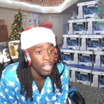 Kai Cenat offre 20 PS5 lors de son stream Fortnite de Noël Kai Cenat gives away PS5s on his Christmas stream on Twitch (Image via Kai Cenat/Twitch)