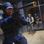 Résoudre l'erreur Hueneme Negev dans BO6 et WZ : les meilleures solutions Oeprator Marshall with a pistol on Racket map in Black Ops 6