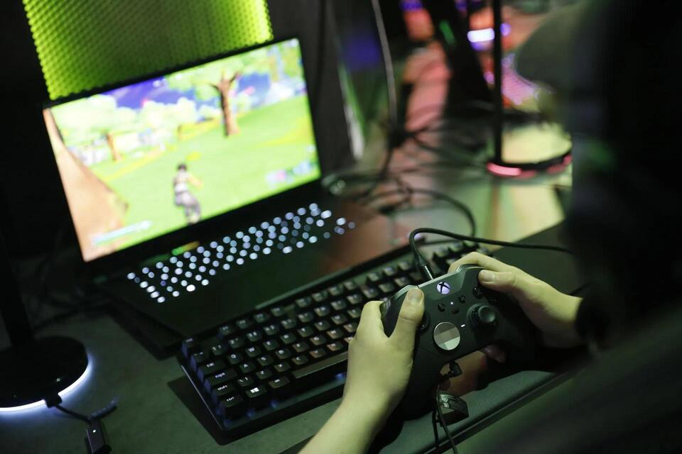 ‘He needa start a gofundme’—X users poke fun at Fortnite streamer’s creative live stream setup