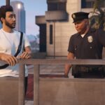 Les meilleures missions de contact dans GTA Online Player character and Vincent talking in front of the police station in GTA 5