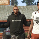 GTA 6 en vue : Rockstar soutient NoPixel comme l'avenir du GTA RP Two GTA Online characters posing for the camera outside of a lodge, with the man on the left shrugging while the woman on the right walks forward