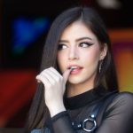 Chrissy Costanza : Interprétation en direct des hymnes de League Of Legends, un moment épique pour les fans. Chrissy Costanza performs ‘League Of Legends’ anthems live