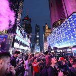 Pokémon Go : Des joueurs privilégies vendent leur Mewtwo pour des milliers, choquant la communauté. Pokémon Go Fans React in Disgust as Players Hand-Picked to Attend Exclusive Times Square Event Sell Their Prized Mewtwo for Thousands of Dollars, Breaking the Game's Rules