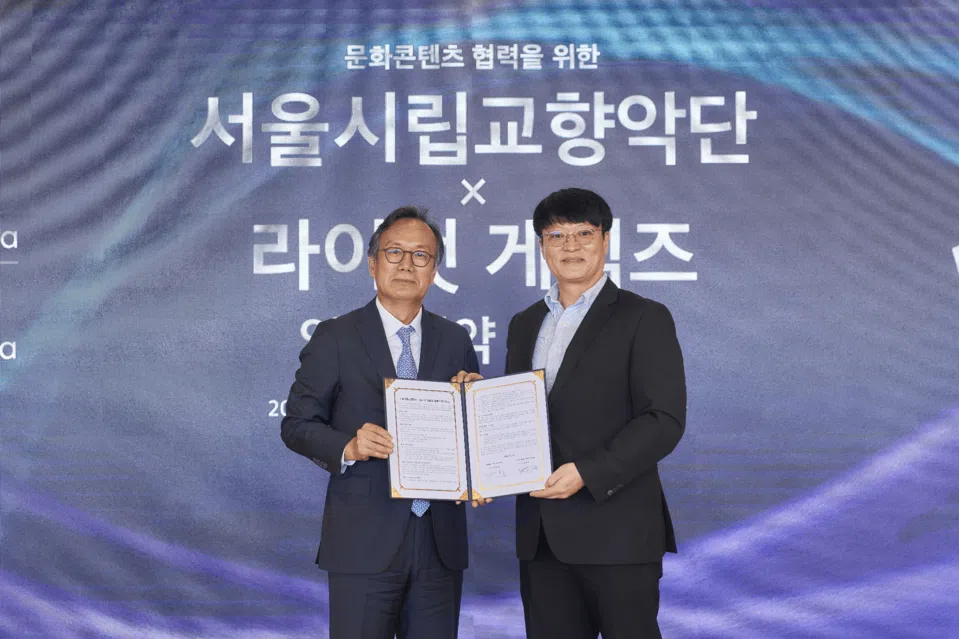 Seoul Philharmonic Orchestra CEO Jung Jae-wal (left) and Riot Games Korea CEO Jo Hyuk-jin pose for a photo after signing a memorandum of understanding on July 29 in Seoul.