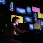 GTA 6 : Le calendrier de déblocage révèle l'Australie en avant-première, alors que l'excitation grandit en Amérique. A focused gamer plays e-sports in a neon-lit room, surrounded by digital screens. (stock photo via Pexels)