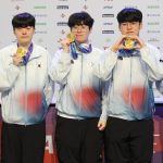 Faker : Double médaille d'or aux Jeux Asiatiques, la pression monte ! Members of South Korea’s League of Legends team pose for a photo during a medalists’ press conference at Korea House in Nagoya, Japan, on Saturday, during the 2026 Aichi-Nagoya Asian Games. From left are Kim Geon-woo, Kim Geon-bu, Choi Woo-je, Lee Min-hyeong and Lee Sang-hyeok. (Yonhap)