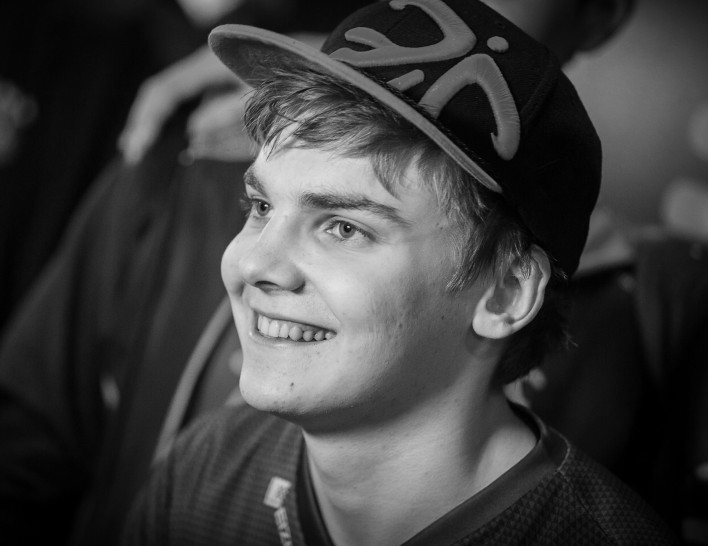 Fnatic and LoL Esports pay tribute to Season 1 World Champion Cyanide